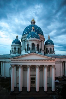 Saint-Petersburg, Rusya Federasyonu -, 28 2012 Mayıs. Çatı üst geç akşam Trinity Izmailovo Katedrali, Saint-Petersburg, Rusya Federasyonu