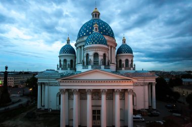 Saint-Petersburg, Rusya Federasyonu -, 28 2012 Mayıs. Çatı üst geç akşam Trinity Izmailovo Katedrali, Saint-Petersburg, Rusya Federasyonu