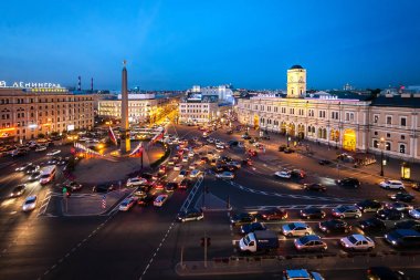 Saint-Petersburg, Rusya-29 Mayıs 2012. Çatı üst geç akşam görünümü Vosstaniya Meydanı, Saint-Petersburg, Rusya Federasyonu