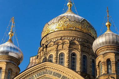 Saint-Petersburg, Rusya-15 Ocak 2014. Varsayım Kutsal Bakire Meryem, 1898, setin Teğmen Schmidt Vasilevski adasının üzerinde yenilenmiş neo-Bizans Kilisesi.