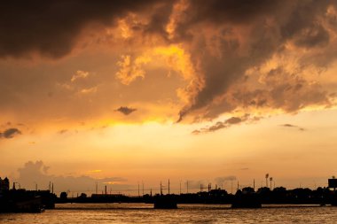 Dramatik yaz günbatımı üzerinde Tuchkov Köprüsü, Saint-Petersburg, Rusya Federasyonu