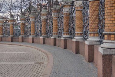 Saint-Petersburg, Rusya-11 Nisan 2017. Dökülen kan üzerinde kurtarıcı Kilisesi adına Mikhailovsky bahçe çit