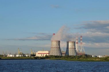 Saint-Petersburg, Rusya-Temmuz, 2017. Saint-Petersburg yığınlarda büyük bacalar, duman ile kentsel peyzaj