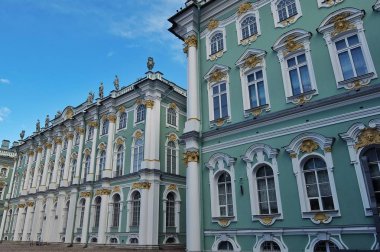 Saint-Petersburg, Rusya-11 Nisan 2017. Saint-Petersburg, Hermitage Müzesi iç avlu güneşli bir günde