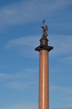 Saint-Petersburg, Rusya-11 Nisan 2017. Saint-Petersburg, Alexander sütun Palace Meydanı (Dvortsovaya kare) genel personel binası önünde güneşli bir günde