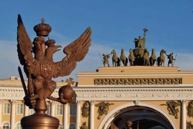 Saint-Petersburg, Rusya-11 Nisan 2017. Saint-Petersburg, Genel Kurmay yapı güneşli bir günde