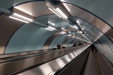 Saint-Petersburg, Rusya-24 Nisan 2017. 300 metre travelator Metro İstasyonu'na ücretsizdir Neva Nehri'nde altında ile yeni Altgeçit 27 Mayıs 2015, St. Petersburg açıldı