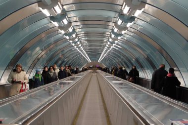 Saint-Petersburg, Rusya-24 Nisan 2017. 300 metre travelator Metro İstasyonu'na ücretsizdir Neva Nehri'nde altında ile yeni Altgeçit 27 Mayıs 2015, St. Petersburg açıldı