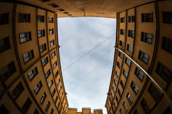 Vista Típica Jarda Edifício Velho Cidade Saint Petersburg Rússia — Fotografia de Stock