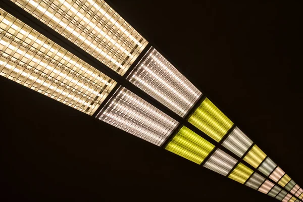 Vista Linha Lâmpadas Fluorescentes Teto Metro — Fotografia de Stock