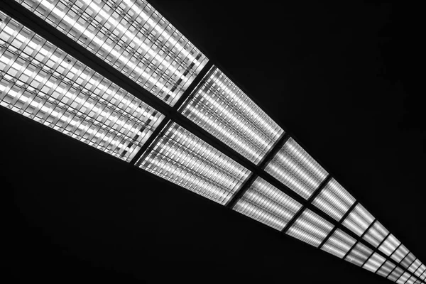 Vista Linha Lâmpadas Fluorescentes Teto Metro — Fotografia de Stock