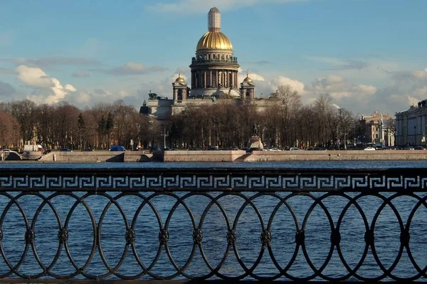 São Petersburgo Rússia Abril 2017 Vista Rio Neva Catedral São — Fotografia de Stock