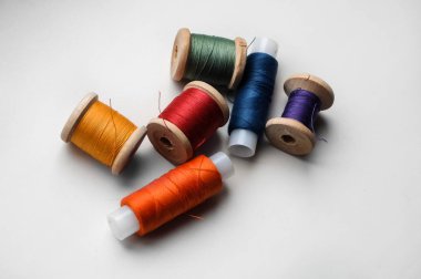 Renkli izleri, bobin, makaralar, makaralar