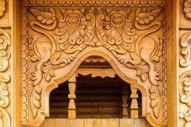 Oyma kapı dekorasyon, süs kalıpları üzerinde eski ev, Gorodets, Rusya Federasyonu