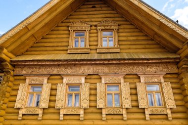 Oyulmuş pencere dekorasyon, süs kalıpları üzerinde eski ev, Gorodets, Rusya Federasyonu