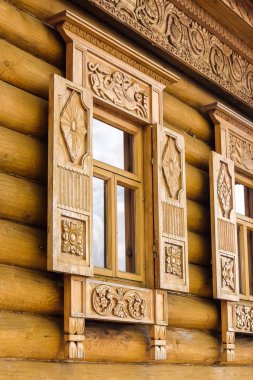Oyulmuş pencere dekorasyon, süs kalıpları üzerinde eski ev, Gorodets, Rusya Federasyonu