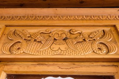 Oyulmuş pencere dekorasyon, süs kalıpları üzerinde eski ev, Gorodets, Rusya Federasyonu