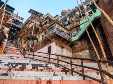 Varanasi, Hindistan - Aralık, 9, 2017. Erken sabah ghats için boş merdiven.