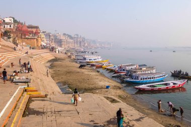 Varanasi, Hindistan. Varanasi ghats gemilerde.