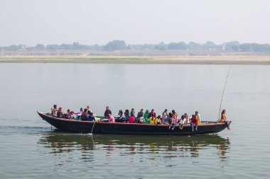 Varanasi, Hindistan - Aralık, 9, 2017. Varanasi, Hindistan Ganga nehrinde tekne insanlar.