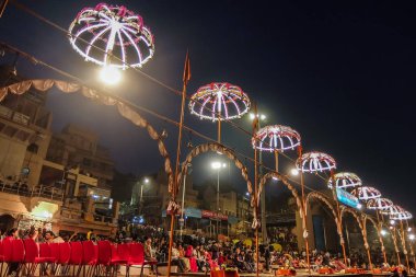 Varanasi, Hindistan. Dasashvamedh Ghat Ganga Aarti töreninde.