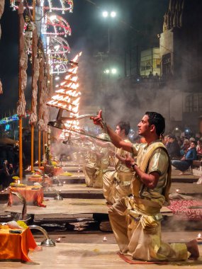 Varanasi, Hindistan. Dasashvamedh Ghat Ganga Aarti töreninde.