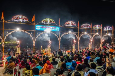 Varanasi, Hindistan. Dasashvamedh Ghat Ganga Aarti töreninde.