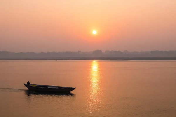 Varanasi, Inde. Bateaux sur les ghats de Varanasi . — Photo