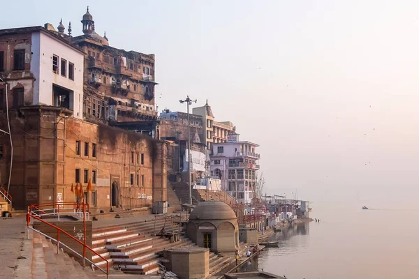 Varanasi, Indien - 9. Dezember 2017. ghats of varanasi. — Stockfoto