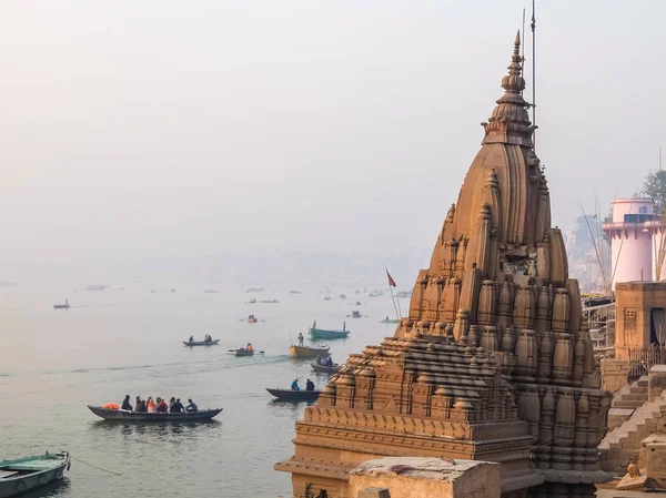 Varanasi, Hindistan. Varanasi ghats gemilerde. — Stok fotoğraf