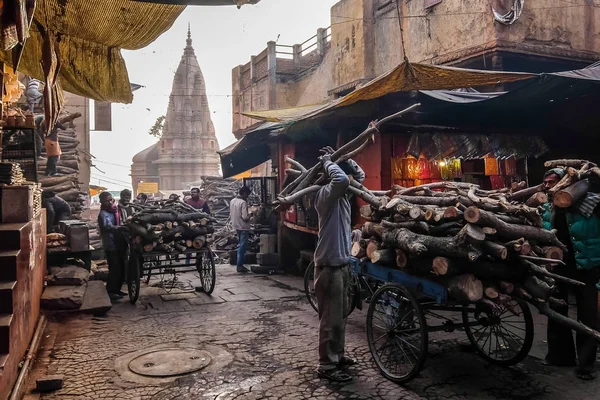 Varanasi, Indie. Manikarnika Ghat jest jednym z Ghaty w Varanasi i jest najbardziej znany jako miejsce kremacji hinduskich — Zdjęcie stockowe