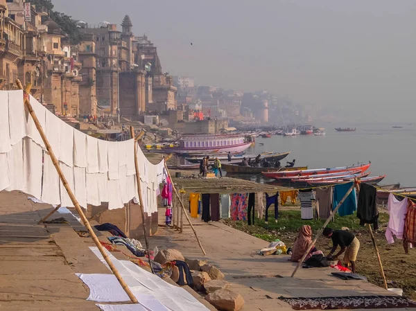 Varanasi, Indien - 9. Dezember 2017. ghats of varanasi. — Stockfoto