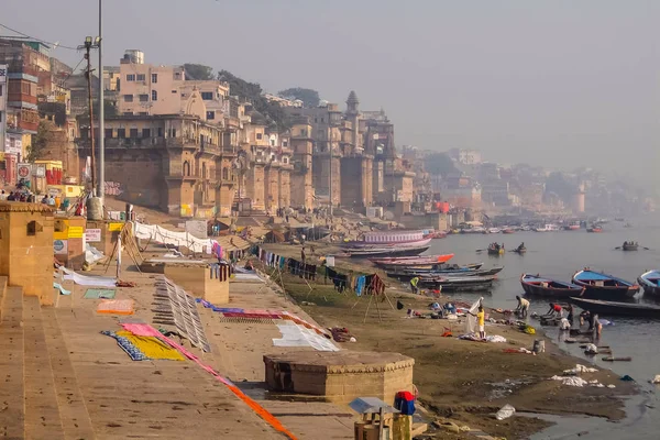 Varanasi, indien. Boote auf den Ghats von Varanasi. — Stockfoto