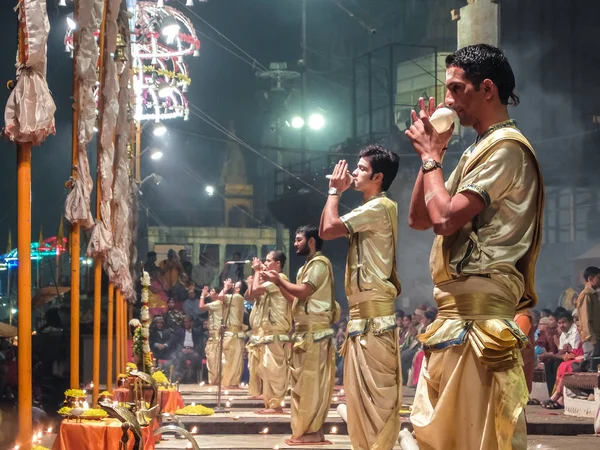Varanasi, Índia. Cerimônia de Ganga Aarti em Dasashvamedh Ghat . — Fotografia de Stock