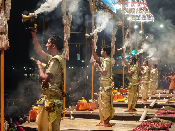 Varanasi, Indien. Ganga Aarti ceremoni på Dasashvamedh Ghat. — Stockfoto