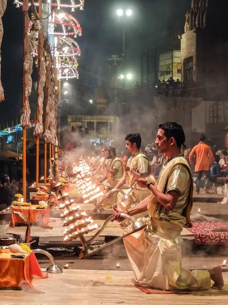 Varanasi, Índia. Cerimônia de Ganga Aarti em Dasashvamedh Ghat . — Fotografia de Stock