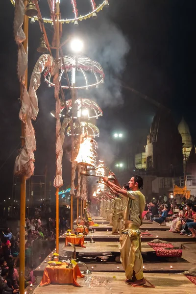 Varanasi, Indie. Ganga Aarti ceremonii Dasashvamedh Ghat. — Zdjęcie stockowe