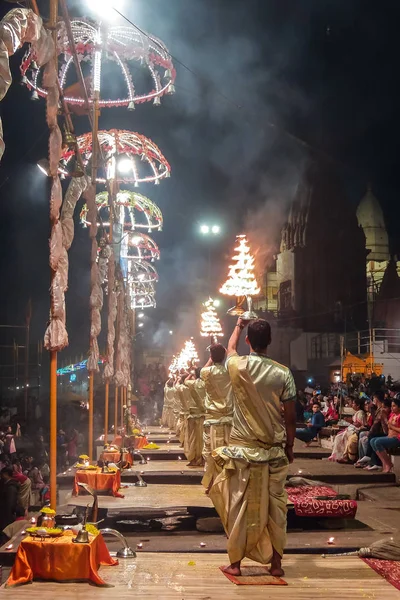 Varanasi, India. Cerimonia di Ganga Aarti a Dasashvamedh Ghat . — Foto Stock