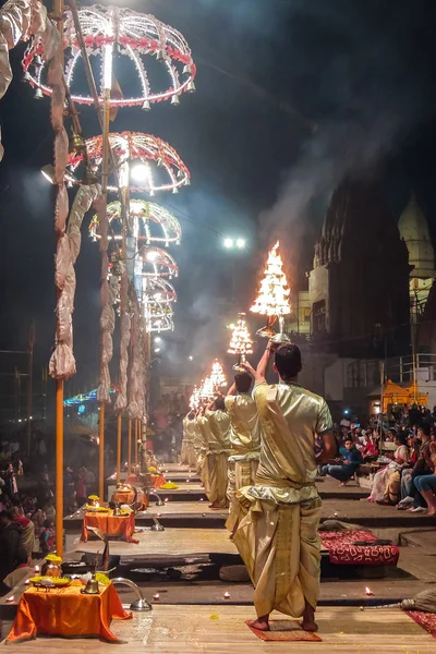 バラナシ、インド。Dasashvamedh ガートでガンガ Aarti 式. — ストック写真