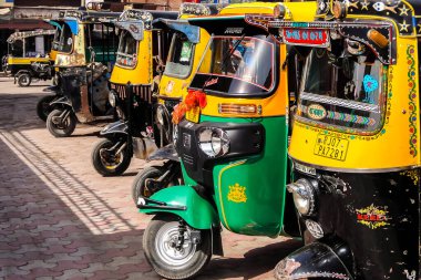 Bikaner, Hindistan - Mart 2018. Rickshaw taksisi, Bikaner tren istasyonunun yanındaki otoparkta..