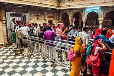 Deshnok, Hindistan - Mart 2018. Takipçiler ünlü Karni Mata Tapınağını ziyaret ediyor.