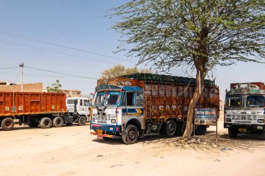 Bikaner, Hindistan - Mart 2018. Zengin dekoratif resimli renkli kargo kamyonu, Hindistan 'daki kamyonlar için tipik..