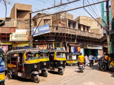 Bikaner, Hindistan - Mart 2018. Bikaner sokaklarında Rickshaw taksi.