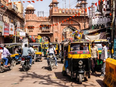 Bikaner, Hindistan - Mart 2018. Bikaner 'de sokak trafiği.