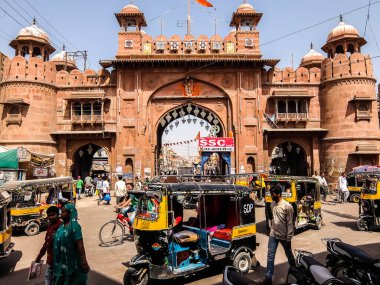 Bikaner, Hindistan - Mart 2018. Bikaner 'de sokak trafiği.
