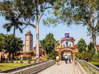 Rishikesh, Hindistan - Nisan 2018. Parmarth Niketan Ashram 'ın Rishikesh' teki güzel manzarası.