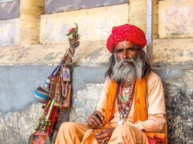 Rishikesh, Hindistan - Nisan 2018. Sadhu Rishikesh caddesinde oturuyor..