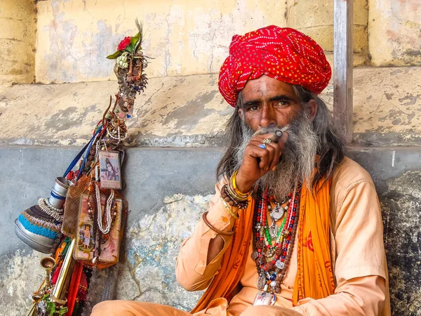 Rishikesh Índia Circa Abril 2018 Sadhu Sentado Rua Rishikesh — Fotografia de Stock