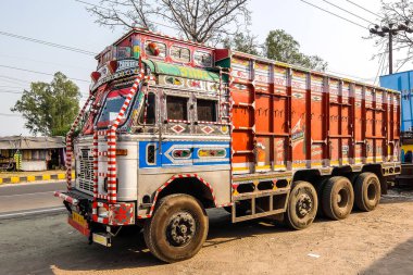 Rishikesh, Hindistan - Nisan 2018. Zengin dekoratif resimli renkli kargo kamyonu, Hindistan 'daki kamyonlar için tipik..