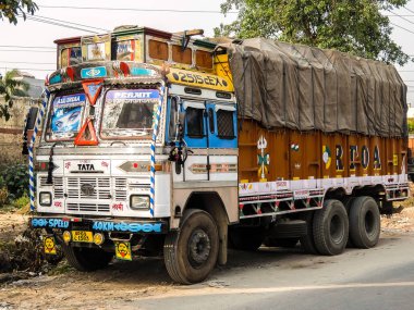 Rishikesh, Hindistan - Nisan 2018. Zengin dekoratif resimli renkli kargo kamyonu, Hindistan 'daki kamyonlar için tipik..